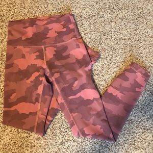 Lululemon Wunder Train Size 4 - Pink Camo - 25”